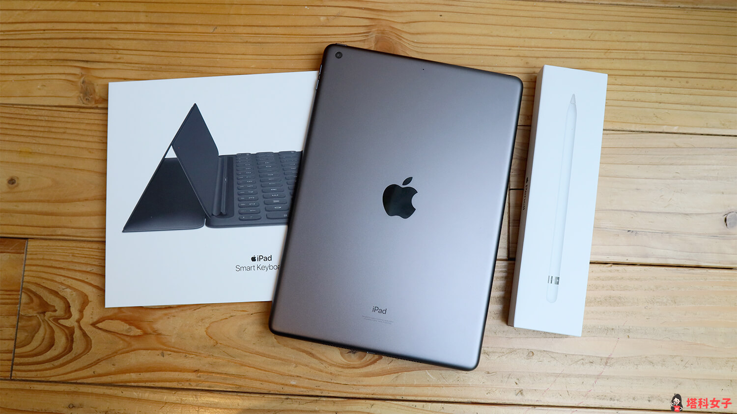 iPad 9 搭配聰穎鍵盤和 Apple Pencil一代